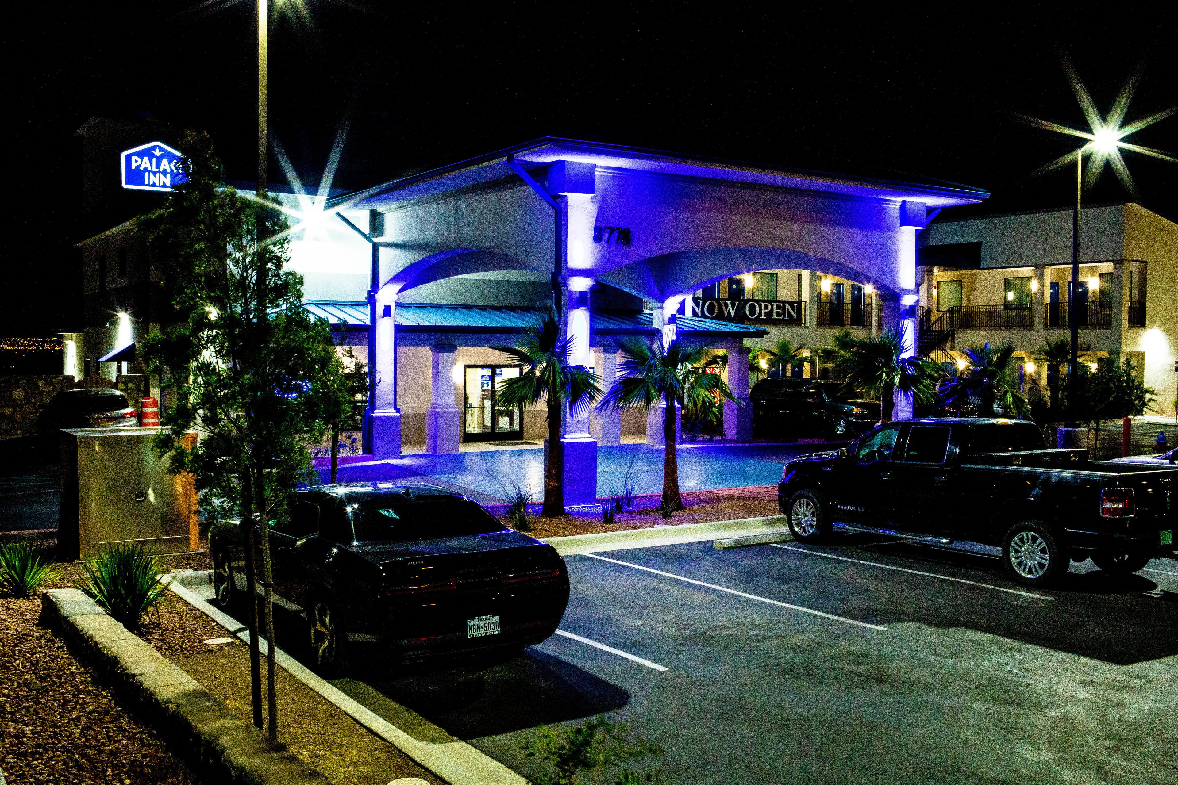 Mặt tiền nơi lưu trú - ban đêm