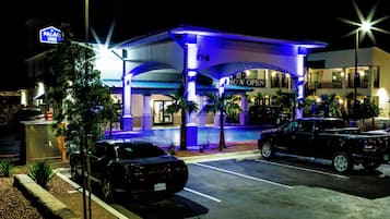 Fachada de la propiedad por la tarde o noche