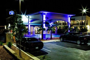 Fachada da propriedade à noite