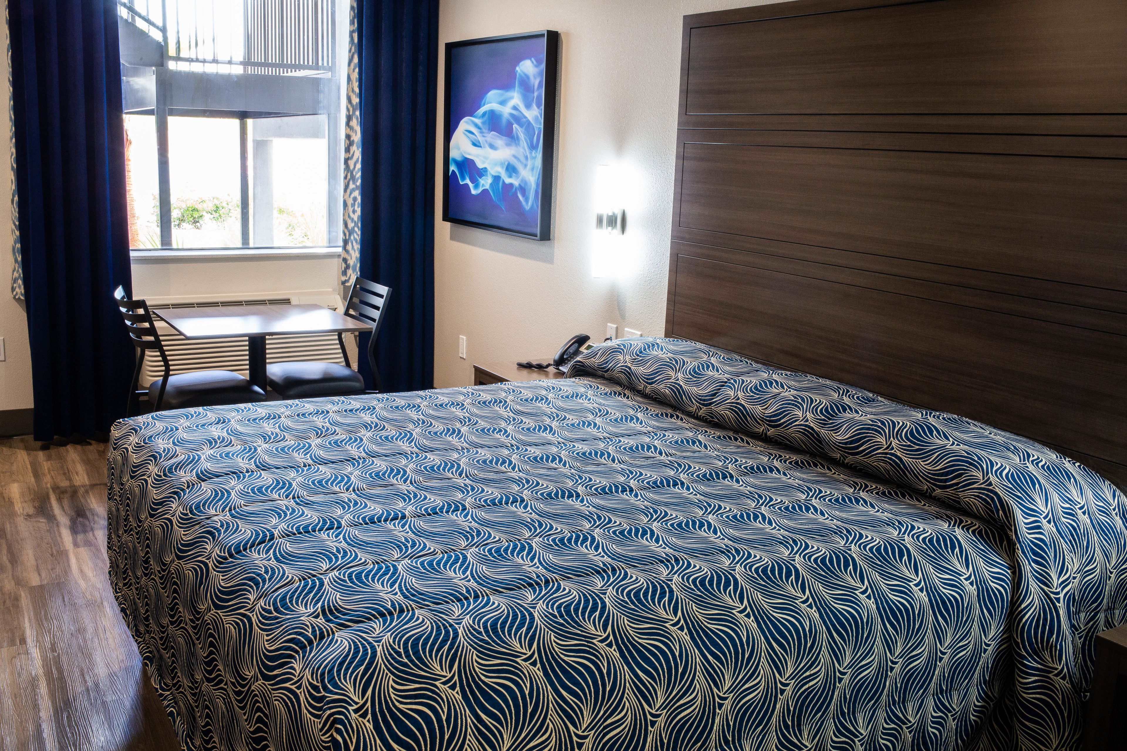 standard room, 1 king bed, non smoking | desk, laptop workspace, blackout curtains, iron/ironing board