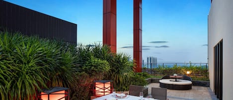 Junior Suite, 1 King Bed, Smoking, Garden View (View) | 1 bedroom, premium bedding, pillowtop beds, free minibar items
