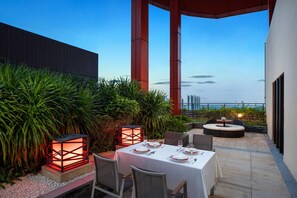 Junior Suite, 1 King Bed, Smoking, Garden View (View) | Premium bedding, pillowtop beds, free minibar items, in-room safe - Four Points by Sheraton Guangdong, Heshan (Jiangmen)