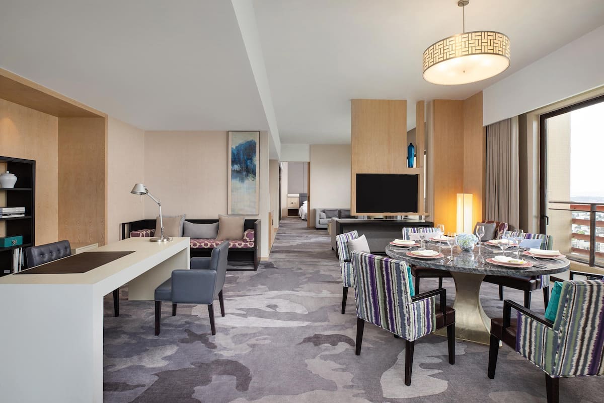 Junior Suite, 1 King Bed, Smoking, Garden View (View)