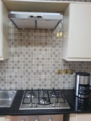 Standard House | Shared kitchen facilities | Fridge, microwave, coffee/tea maker, electric kettle - MJ Homestay by Balozi Nairobi (Nairobi)