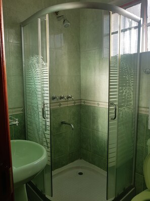 บ้านพักสแตนดาร์ด | ห้องน้ำ | ฝักบัว, รองเท้าสวมภายในห้อง, ผ้าเช็ดตัว, สบู่