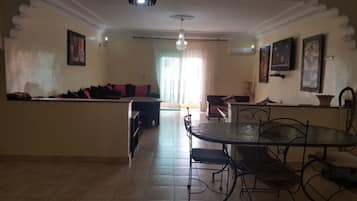 Apartamento exclusivo, 2 quartos | Área de estar | TV de tela plana 50 polegadas com canais a cabo, TV