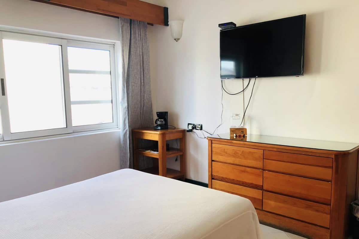 Economy Tek Büyük Yataklı Oda, 1 Çift Kişilik Yatak, Özel Banyo | Odada kasa, masa, ücretsiz kablosuz İnternet