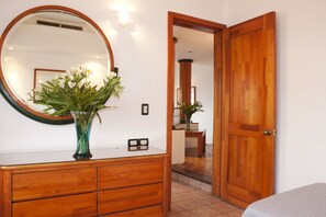 In-room safe, desk, free WiFi