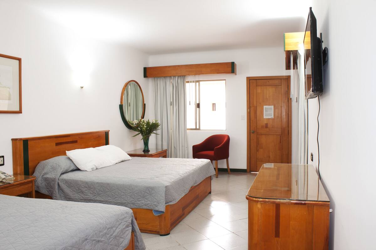 Habitación doble Confort, 2 camas matrimoniales, baño en la habitación | Caja de seguridad en la habitación, escritorio y wifi gratis