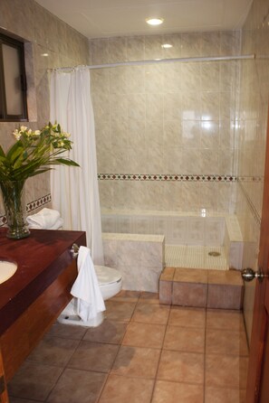 Economy Twin Room, 2 Twin Beds, Private Bathroom | Bathroom | Shower, free toiletries, towels - Casa Tobala (Oaxaca)