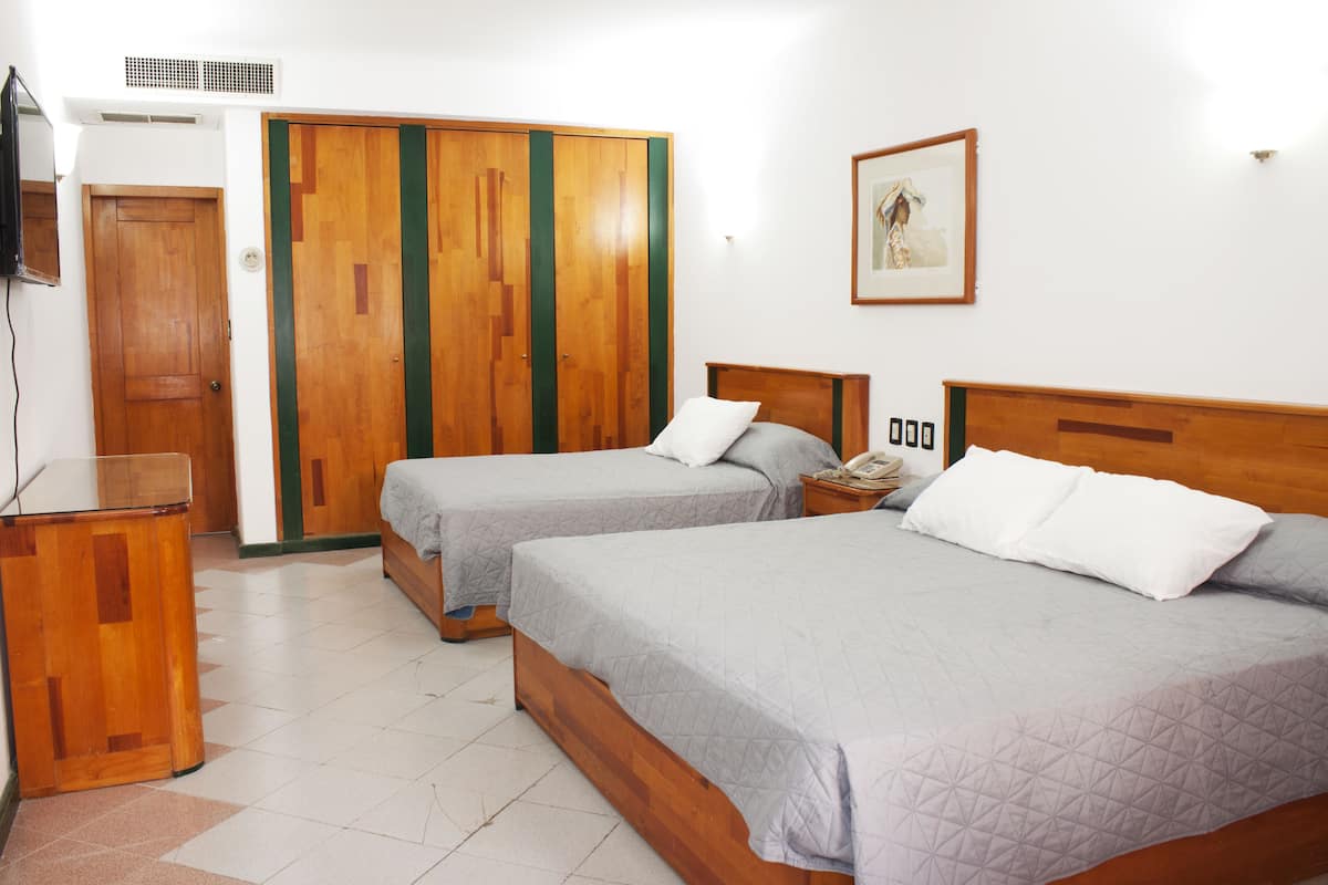 Comfort Tek Büyük Yataklı Oda, 2 Çift Kişilik Yatak, Banyolu/Duşlu | Odada kasa, masa, ücretsiz kablosuz İnternet