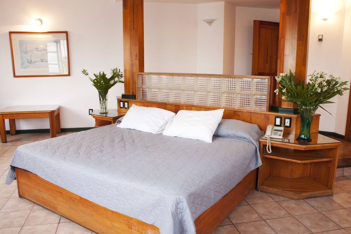 Suite Deluxe, 2 habitaciones, baño privado | Caja de seguridad en la habitación, escritorio y wifi gratis