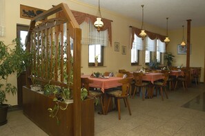 Free daily cooked-to-order breakfast