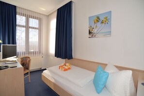 Standard-Einzelzimmer | Hochwertige Bettwaren, Zimmersafe, Schreibtisch, Bügeleisen/Bügelbrett