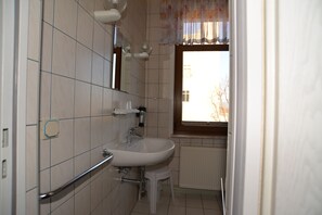 Comfort-Doppelzimmer | Badezimmer | Dusche, kostenlose Toilettenartikel
