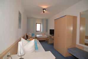 Premium bedding, in-room safe, desk, iron/ironing board - Hotel Am Hohen Schwarm (Saalfeld-Saale)