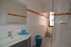 Standard Twin Room | Bathroom | Shower, free toiletries - Hotel Am Hohen Schwarm (Saalfeld-Saale)