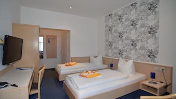 Standard-Zweibettzimmer | Hochwertige Bettwaren, Zimmersafe, Schreibtisch, Bügeleisen/Bügelbrett