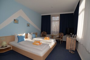 Standard Twin Room | Premium bedding, in-room safe, desk, iron/ironing board - Hotel Am Hohen Schwarm (Saalfeld-Saale)
