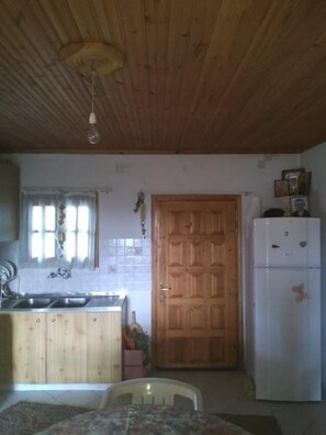 Apartemen, 2 kamar tidur, teras | Dapur pribadi | Lemari es, microwave, oven, dan kompor