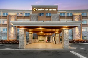 A Comfort Inn & Suites building with a covered entrance, stone pillars, and a sign above the entrance. - Comfort Inn & Suites Tigard near Washington Square (Tigard)