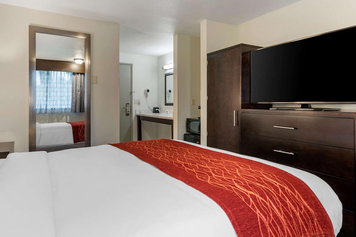 1 bedroom, premium bedding, pillow-top beds, blackout curtains