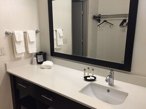 Standard Room, 1 King Bed, Non Smoking | Bathroom