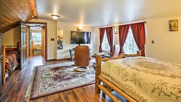 3 bedrooms, desk, iron/ironing board, travel cot