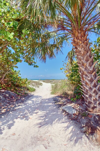 July Sale Only 1750/Wk. Pool, Hot tub, Dog ok / 32 steps to The Sand Paradise!
