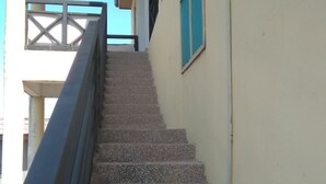 Een trap die leidt naar een balkon met een waterreservoir bovenop.