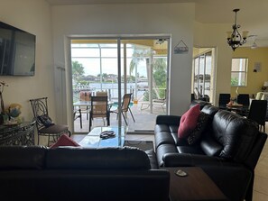 Televisión de pantalla plana, reproductor de DVD y juguetes 