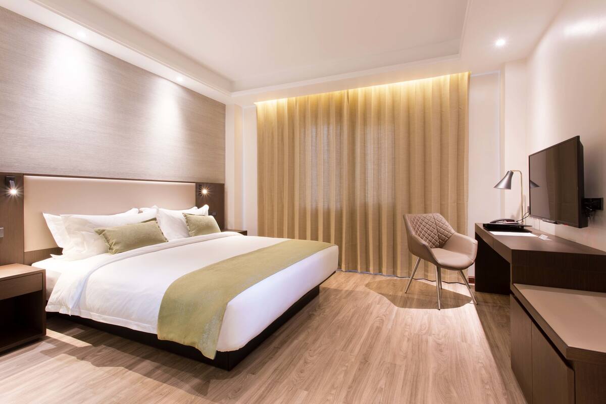 1 bedroom, in-room safe, desk, iron/ironing board