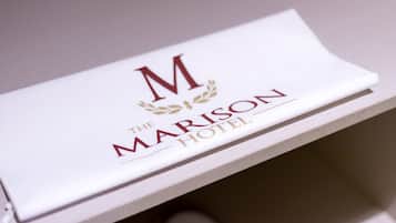 Señal blanca de una habitación de hotel con el logotipo del Hotel Marison.