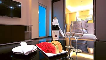 The Marison Suite | Champagne service