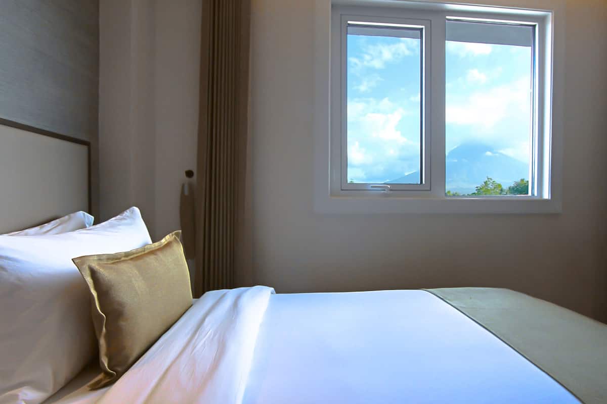 Habitación Deluxe, 1 cama King size (Mayon View) | Caja de seguridad en la habitación y escritorio