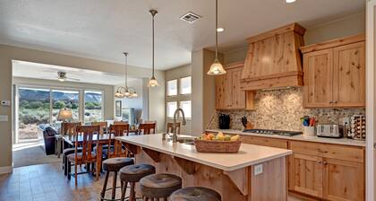 Rooftop Hot Tub & Gourmet Kitchen - Sleeps 12