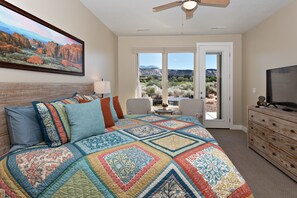 4 bedrooms, iron/ironing board, free WiFi, bed sheets - Rooftop Hot Tub & Gourmet Kitchen - Sleeps 12 (St. George)