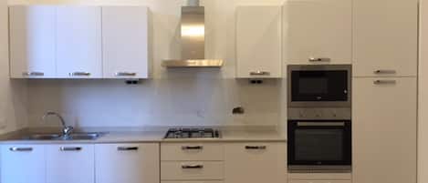 Frigorifero, microonde, forno, piano cottura