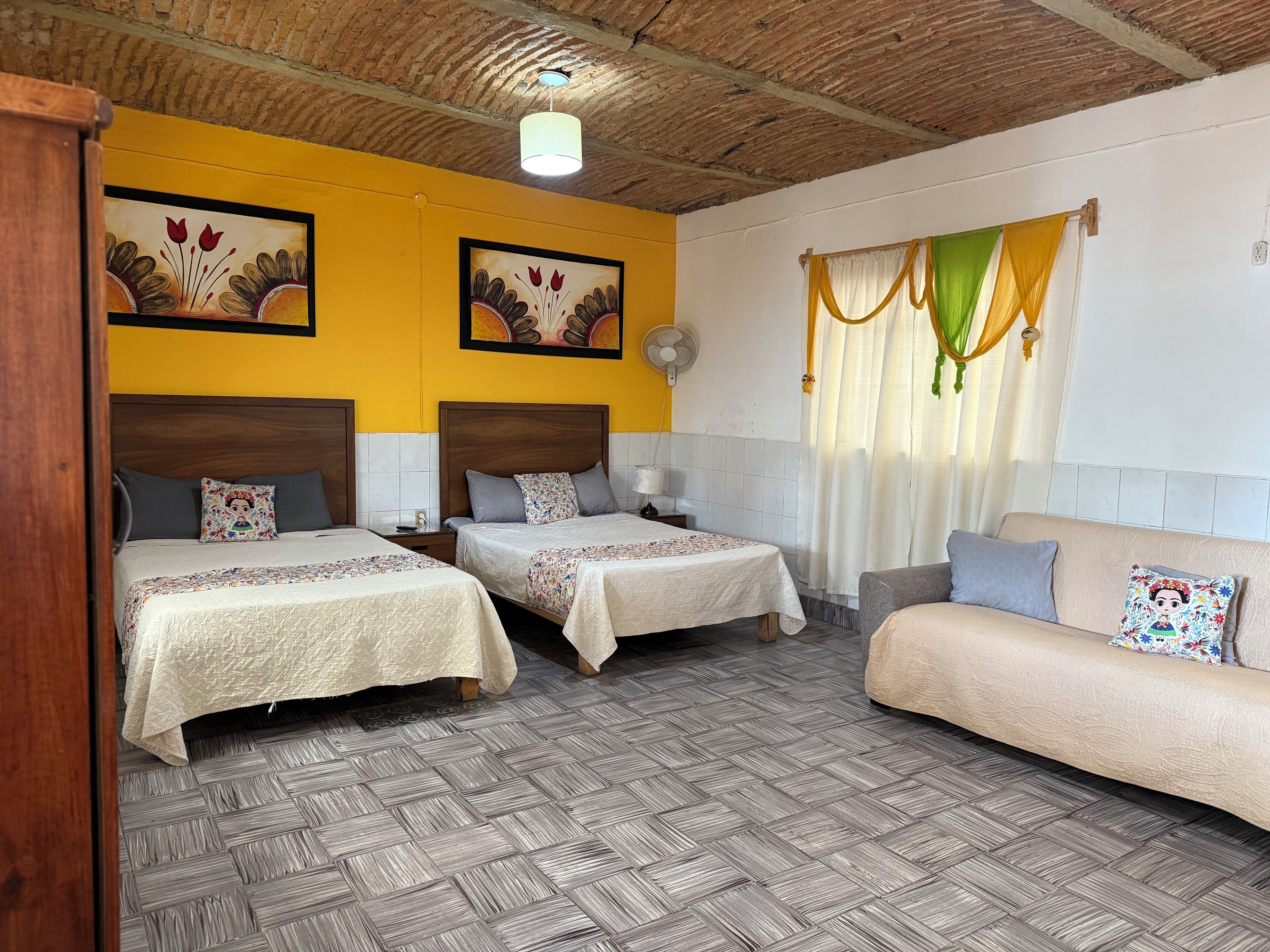 Habitación doble | Tabla de planchar con plancha, wifi gratis y ropa de cama 