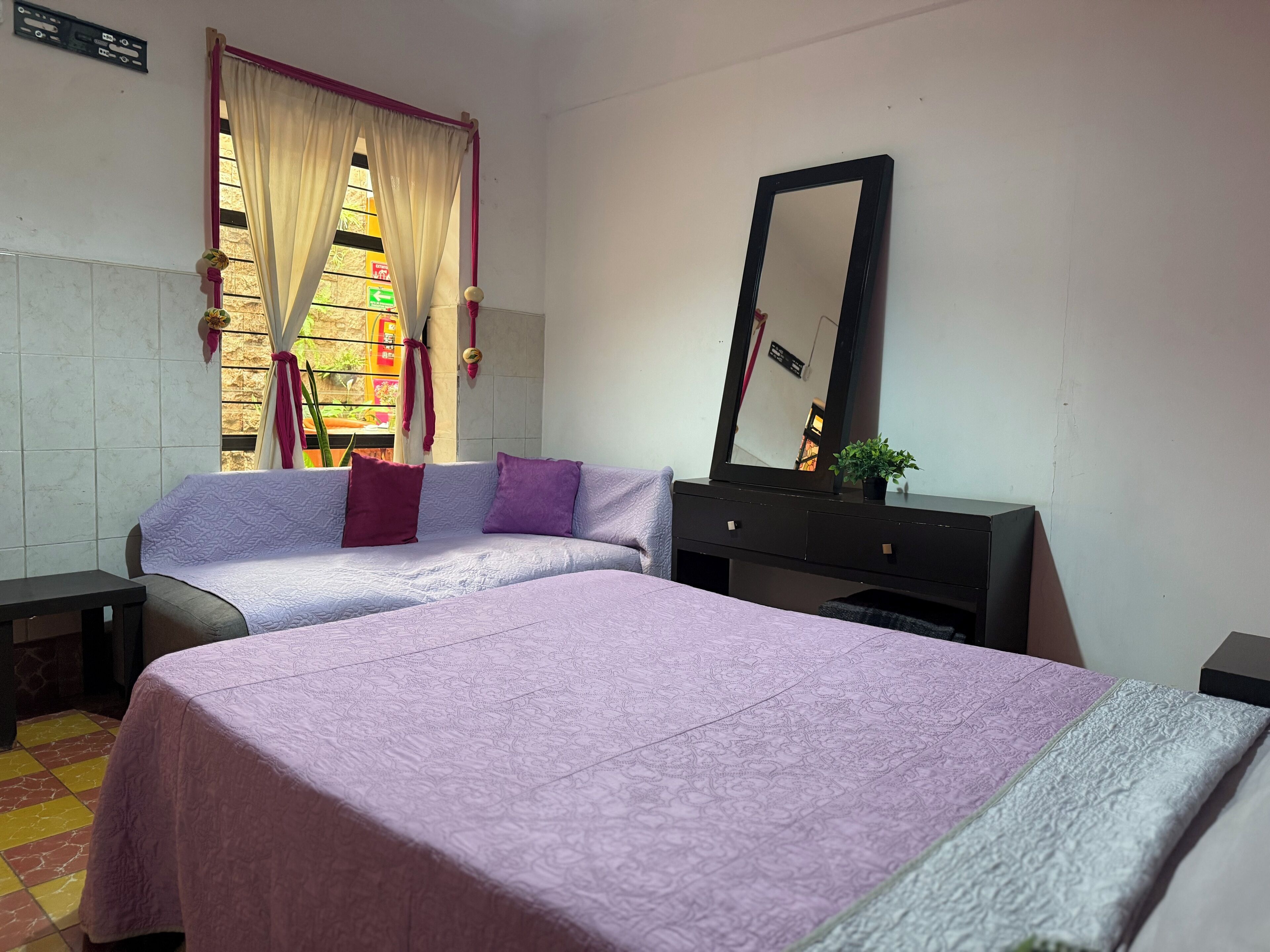 Habitación individual | Tabla de planchar con plancha, wifi gratis y ropa de cama 