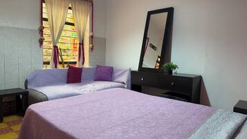 Habitación individual | Tabla de planchar con plancha, wifi gratis y ropa de cama