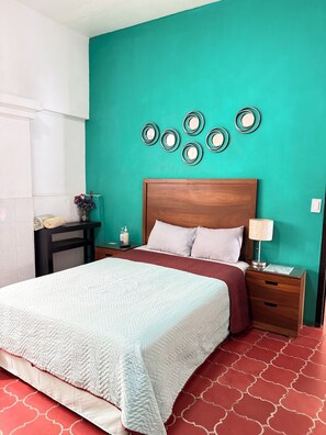 Habitación económica | Tabla de planchar con plancha, wifi gratis y ropa de cama 