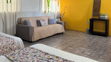 Habitación doble | Tabla de planchar con plancha, wifi gratis y ropa de cama
