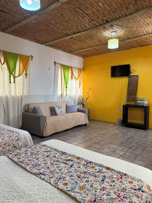 Habitación doble | Tabla de planchar con plancha, wifi gratis y ropa de cama 