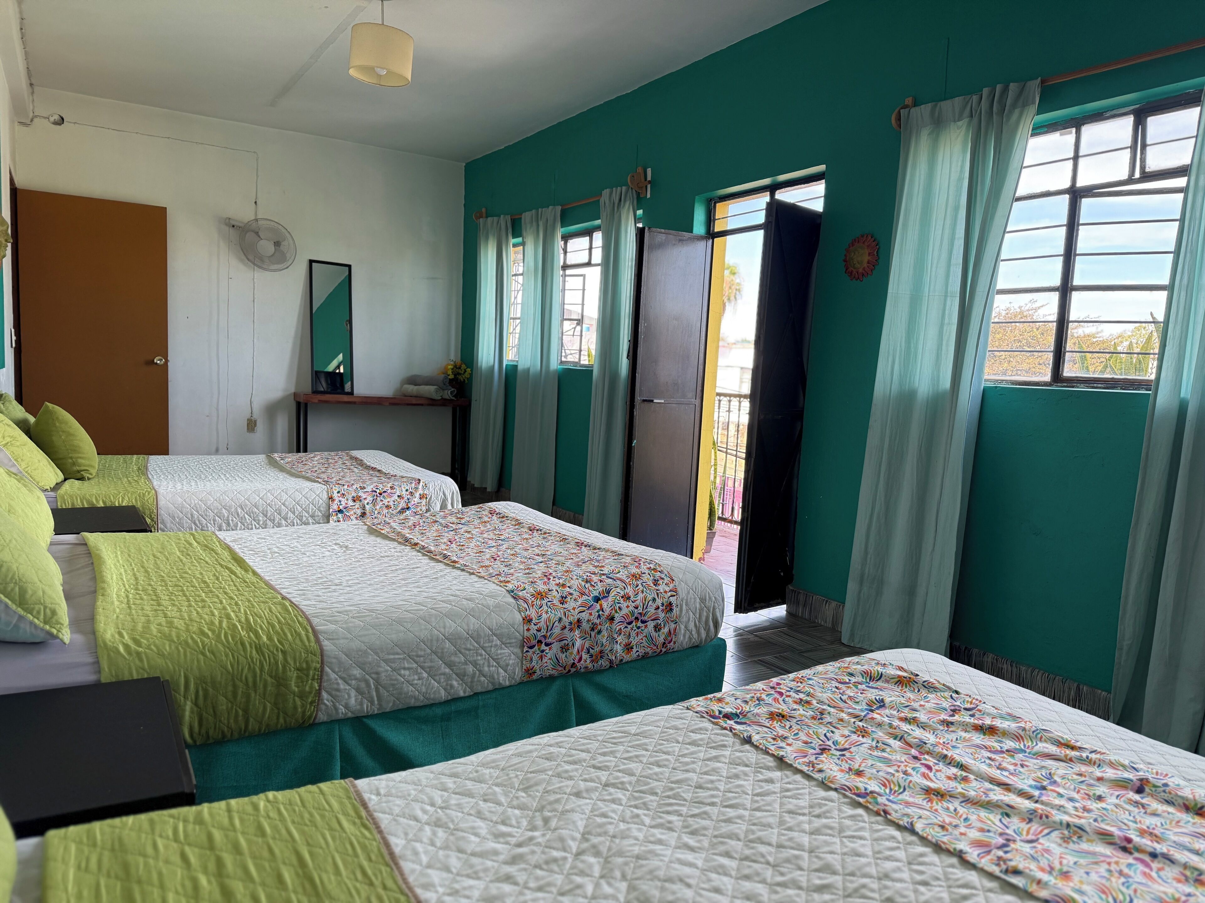 Habitación, varias camas | Tabla de planchar con plancha, wifi gratis y ropa de cama 