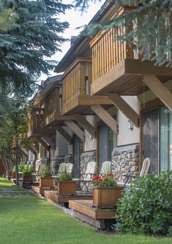 Great 1 (plus) bedroom condo. This is the best location in Ketchum!