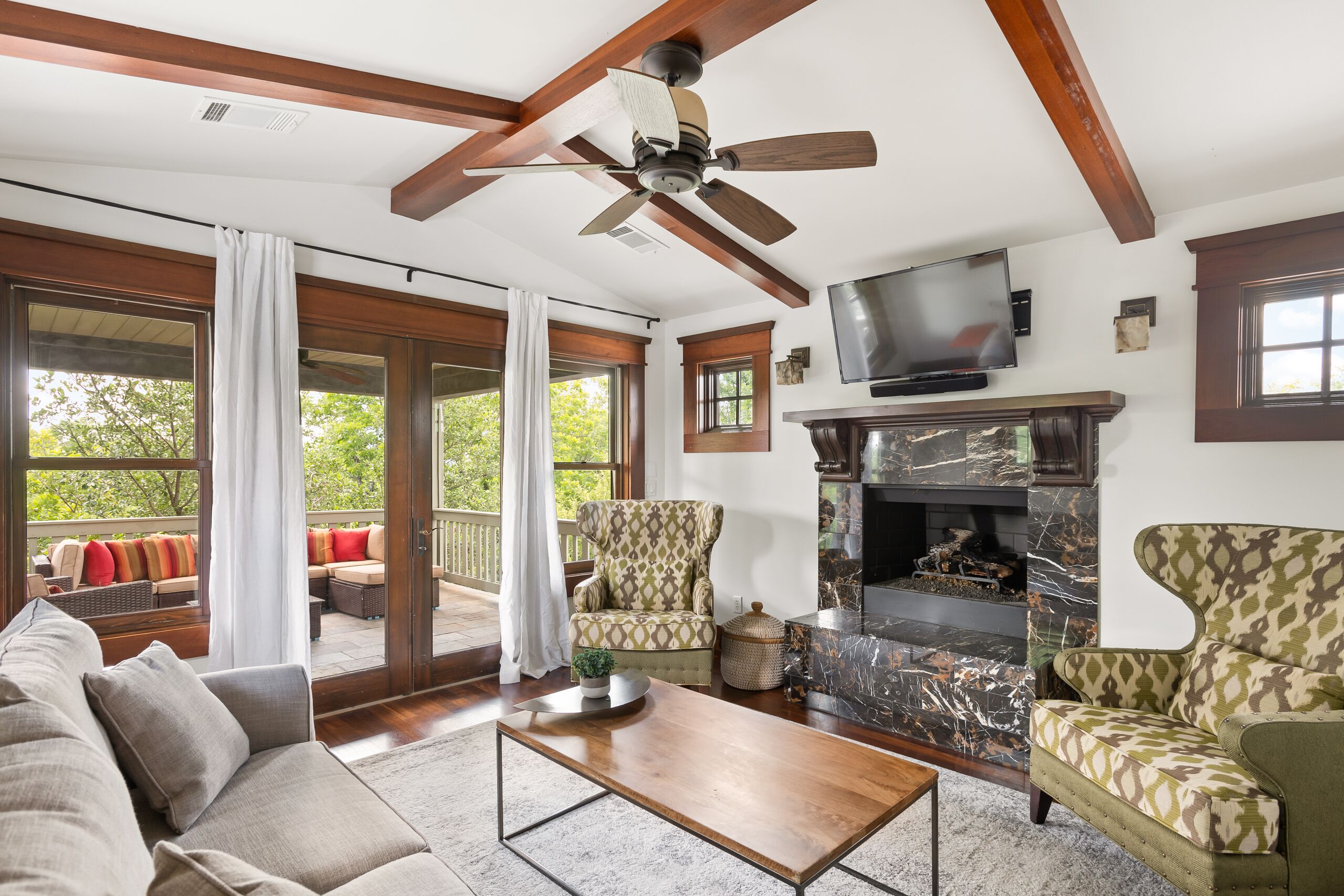 Téléviseur connecté, foyer, jeux vidéo, table de baby-foot