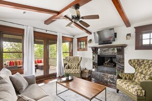 Smart TV, fireplace, video games, foosball - Austin Luxury Escape – 8 Bedrooms, Pool, Hot Tub, BBQ, & Steps from UT & Moody (Austin)