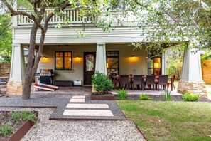 Outdoor dining - Austin Luxury Escape – 8 Bedrooms, Pool, Hot Tub, BBQ, & Steps from UT & Moody (Austin)