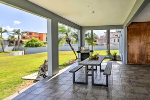 Outdoor dining - Oceanside Vega Baja Beach House Paradise w/ Views! (Vega Baja)